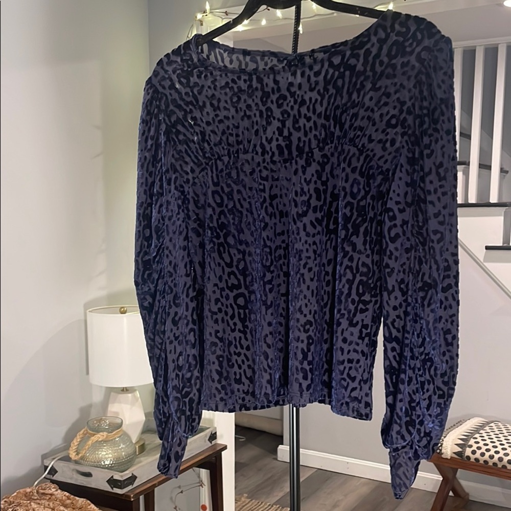 ⭐️ 5 items for $15 ⭐️

Leopard Print Blue Top